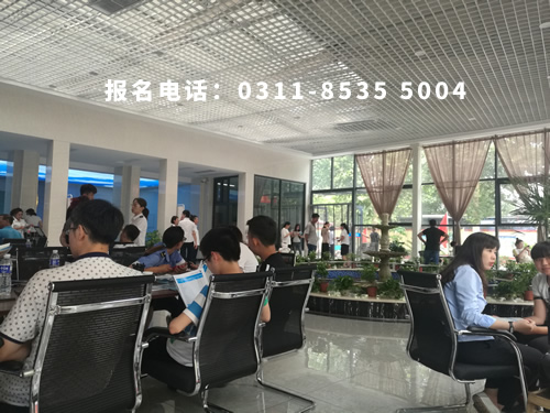 石家莊鐵路職業(yè)技工學(xué)校學(xué)費一年多少？