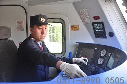 鐵路學(xué)校火車(chē)司機(jī)專(zhuān)業(yè)學(xué)生怎么考司機(jī)證？