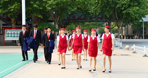 不滿15周歲能報(bào)名石家莊東華鐵路學(xué)校嗎？